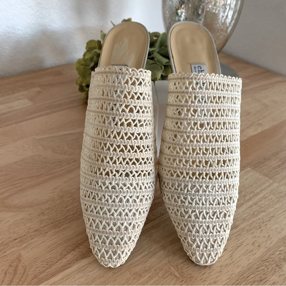 Charles David's Mid heel Open Heel Cream Baige
Cream Mules Size 6.5 - Picture 7 of 7